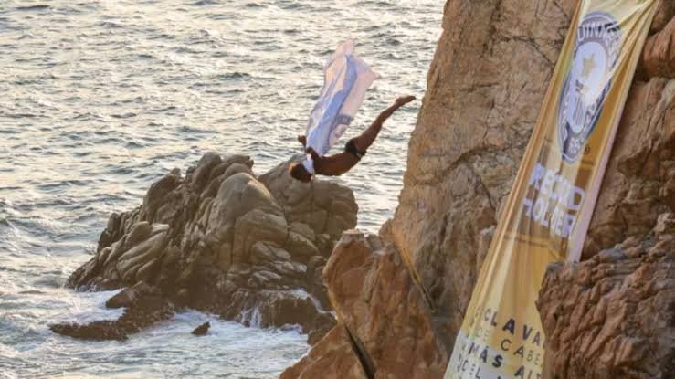 Clavadista de la quebrada recibe record mundial