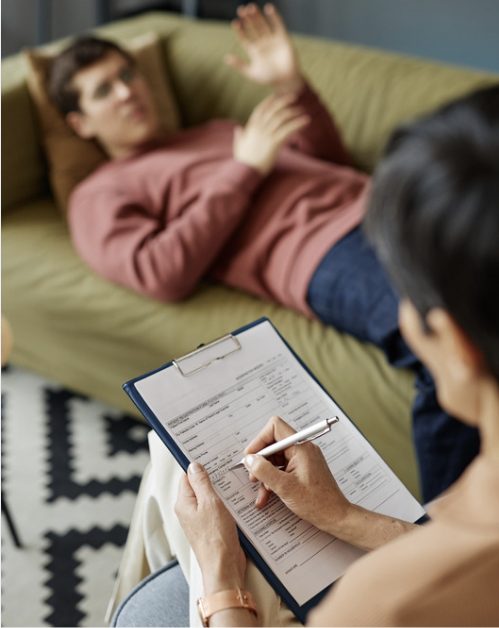 Esta imagen ilustra el uso del diván en el psicoanálisis, un espacio que favorece la libre asociación y permite al paciente expresarse con mayor libertad, sin la presión del contacto visual.