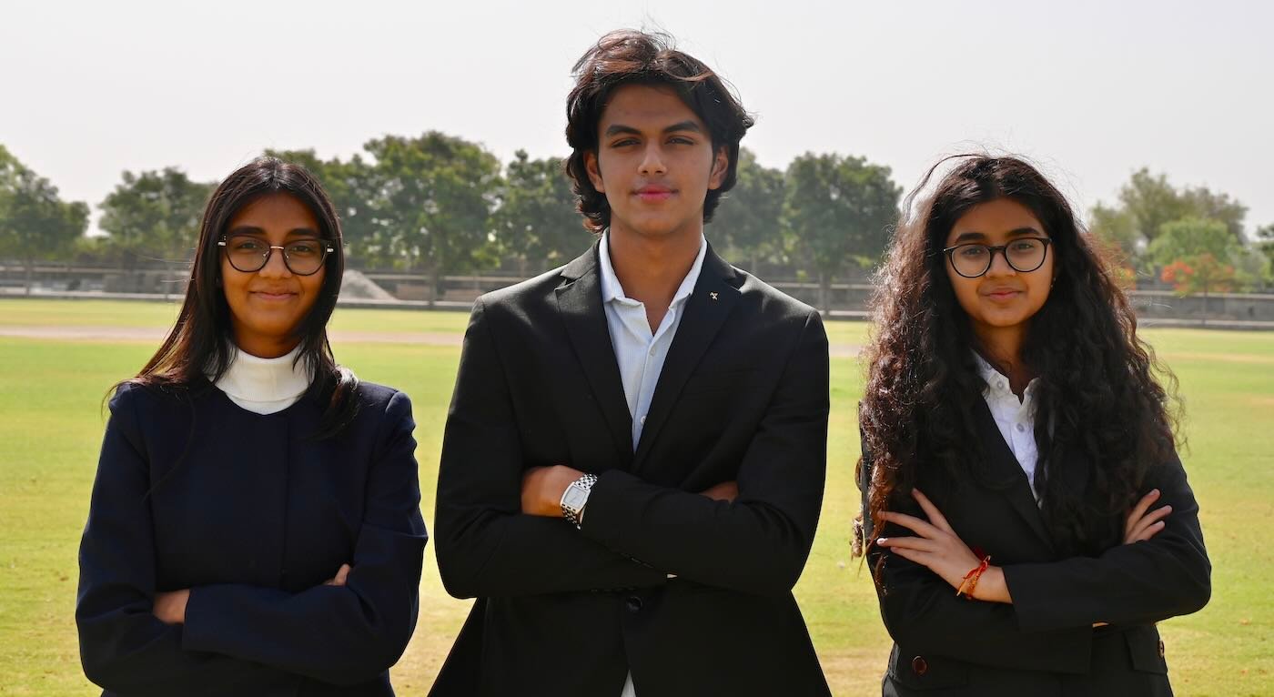 Tres jóvenes transforman polvo de tamarindo ¡en una solución para remover los microplásticos!