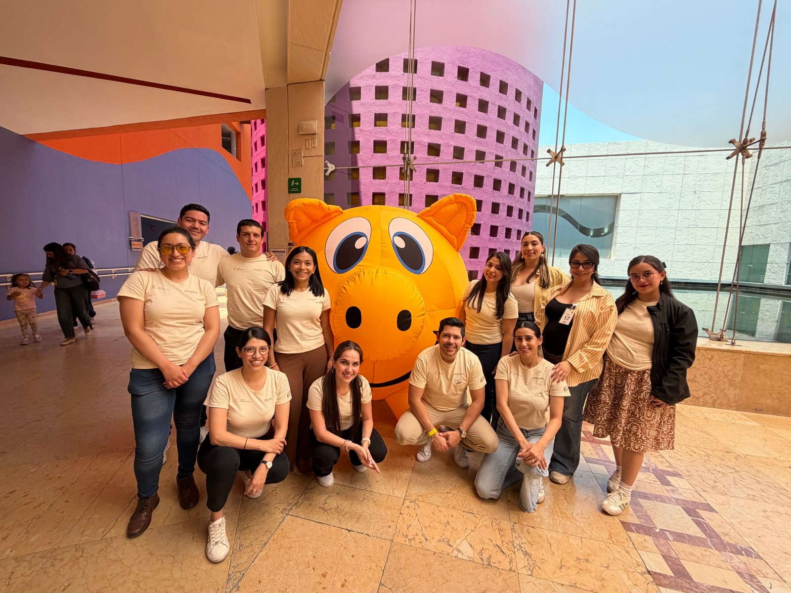 ¡Enseñan a jóvenes del Teletón a emprender su propio negocio!
